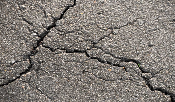 Edge cracking asphalt