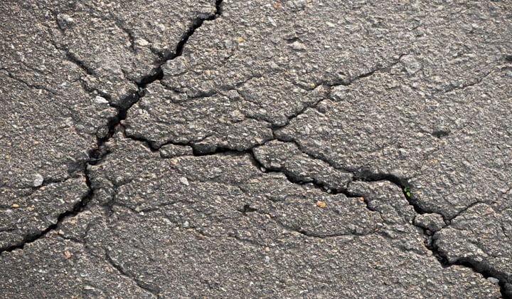 Edge cracking asphalt