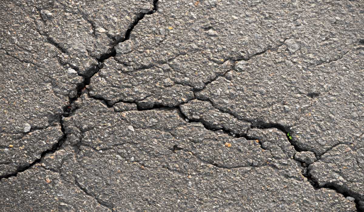Edge Cracking in Asphalt: Causes, Consequences, and Solutions